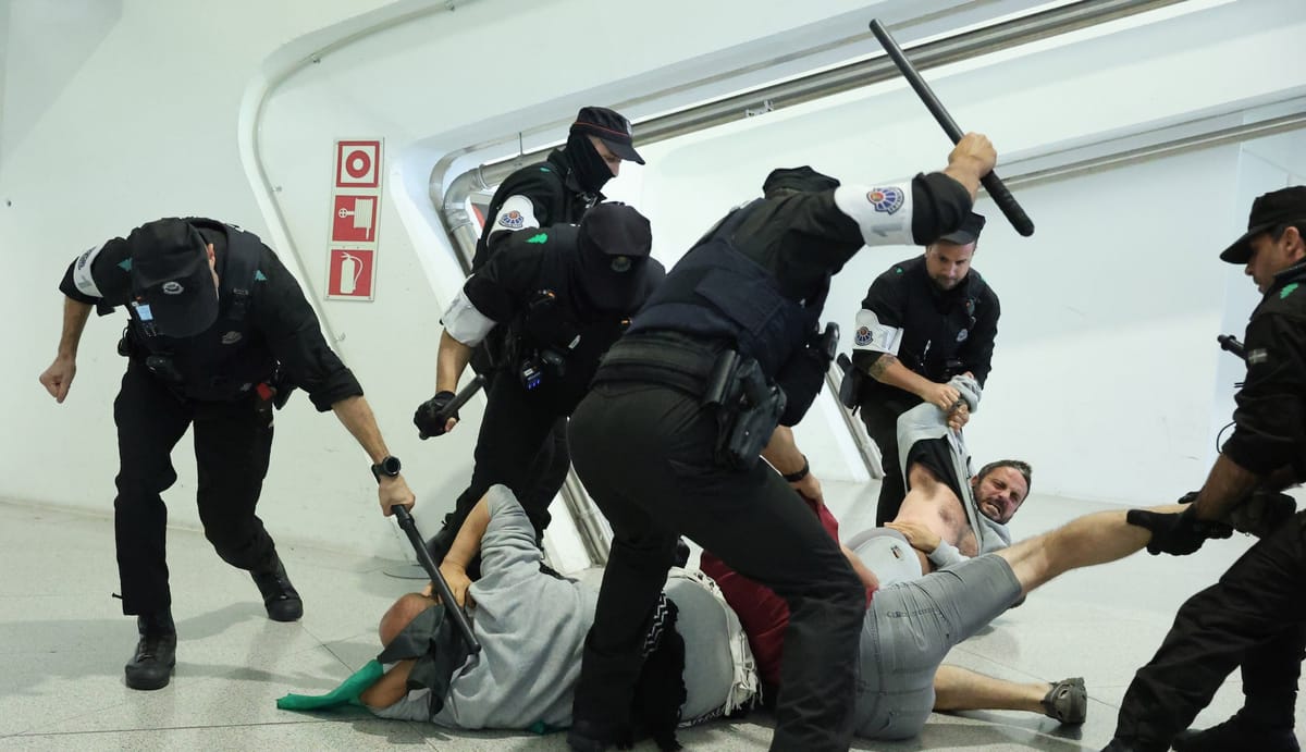 Cargas brutales de la Ertzaintza contra miembros de la Flotilla