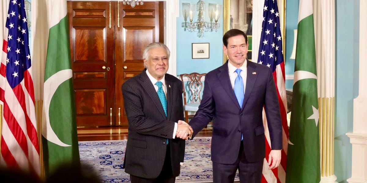 El ministro de Exteriores pakistaní Ishaq Dar junto a Marco Rubio en la Casa Blanca, ayer. Foto: @ForeignOfficePk (X)