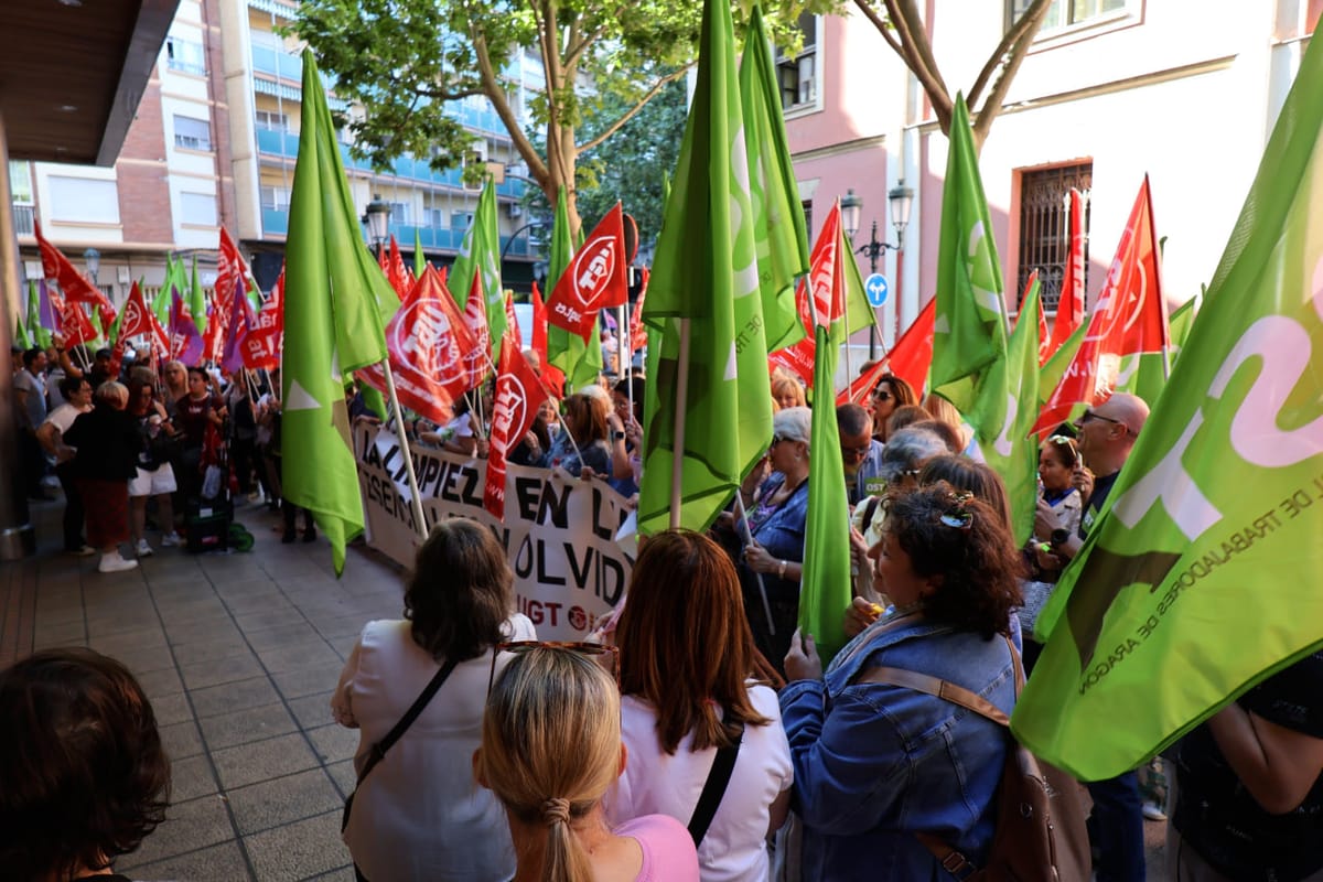 Concentración a las puertas del SAMA, Zaragoza. Foto: OSTA