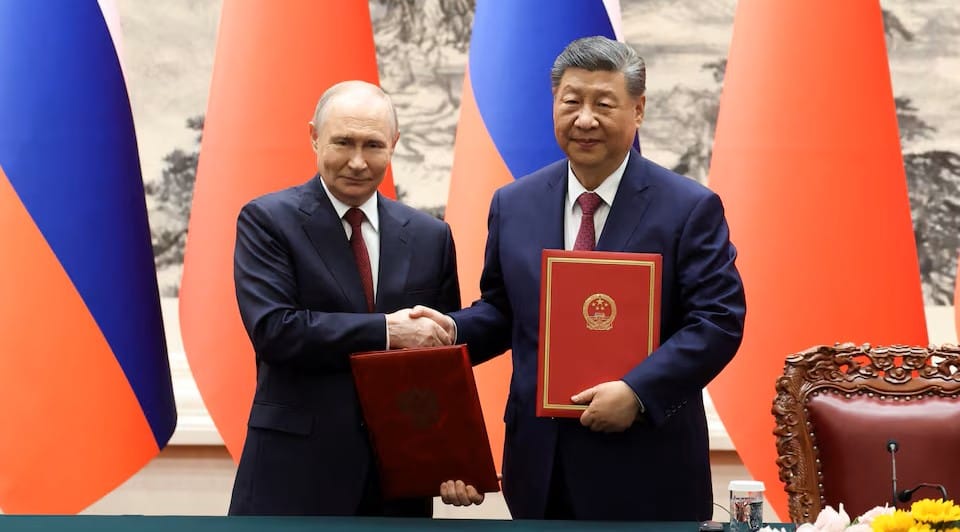 Vladimir Putin y Xi Jinping en Pekín, ayer. Foto: Sputnik-Reuters