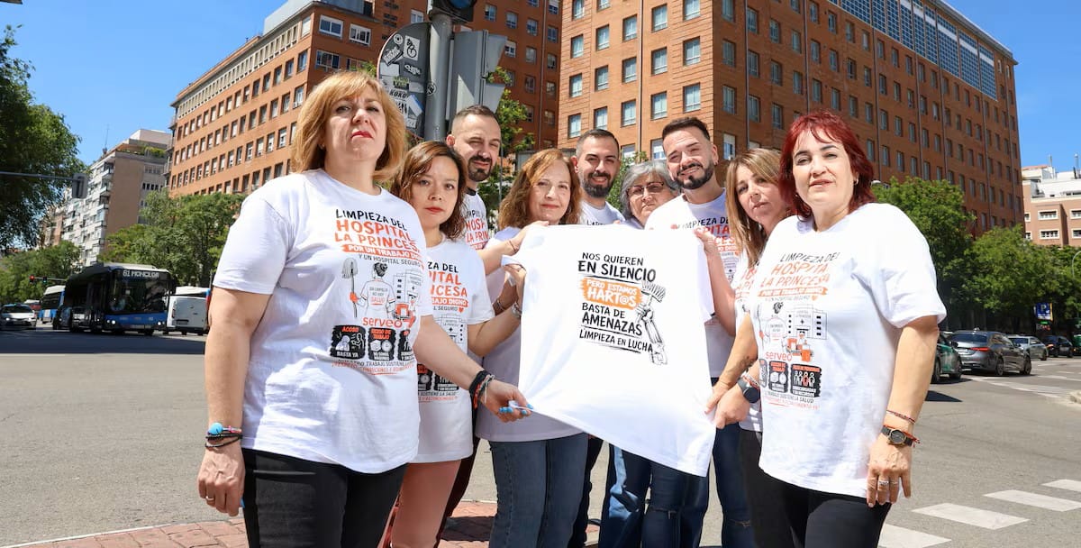 Trabajadoras de limpieza este miércoles en los alrededores del Hospital de La Princesa en Madrid. Foto: Víctor Sainz-El País