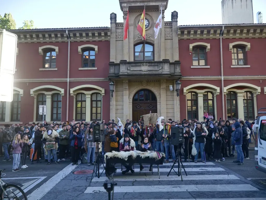 Rueda de prensa de Festagiro frente al ayuntamiento de Lizarra. Foto: GEDAR LANGILE KAZETA