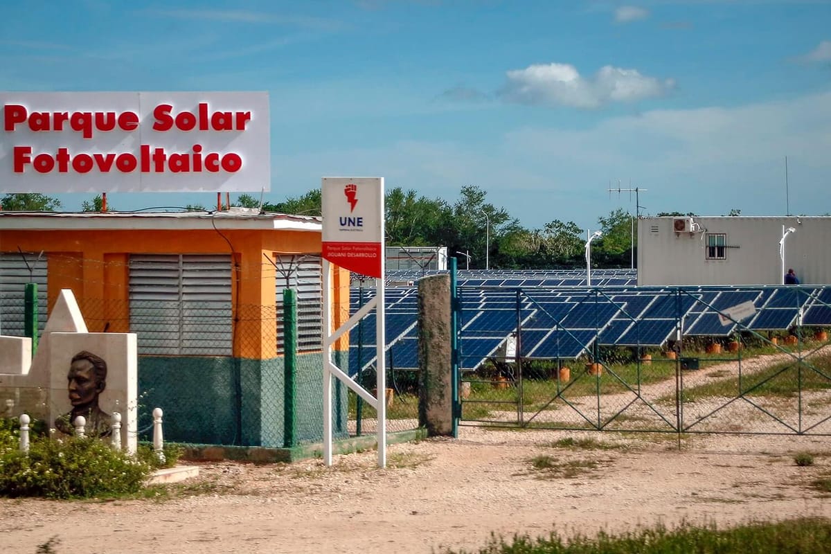 Parque de paneles fotovoltaicos en Cuba. Foto: havanatimes.org