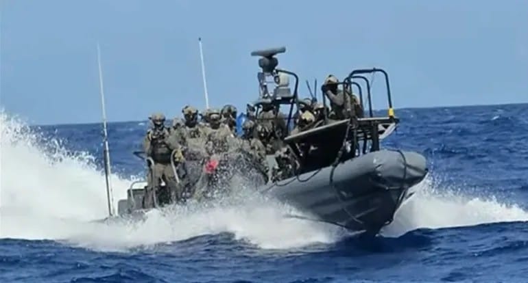 La marina israelí rodeando a la Flotilla. Foto: aljazeera.com