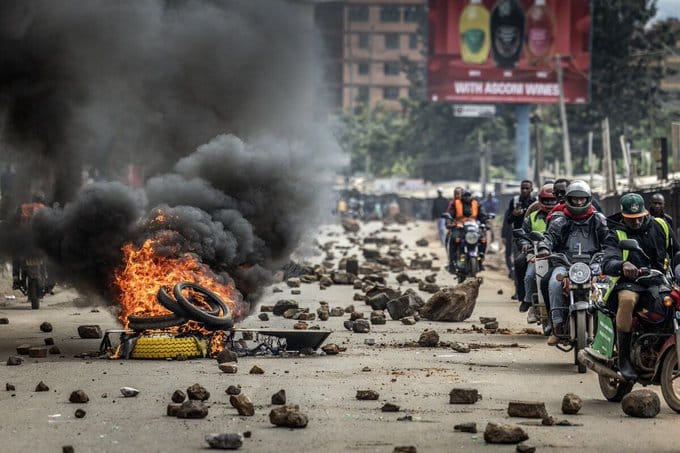 Calles de Nairobi durante la huelga por el precio de los carburantes. Foto: @business (X)