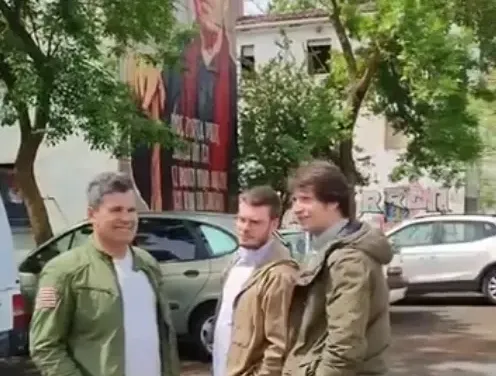 Miembros de Vox en el barrio de Errekaleor. Foto: Vox Álava