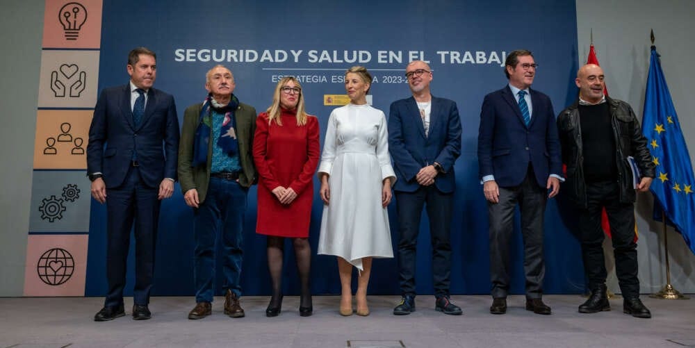 Yolanda Díaz junto a Antonio Garamendi (CEOE), Dani Sordo (CCOO), Pepe Álvarez (UGT) y Gerardo Cuevas (CEPYME) en Madrid; febrero de 2023. Foto: EFE/ Fernando Villar