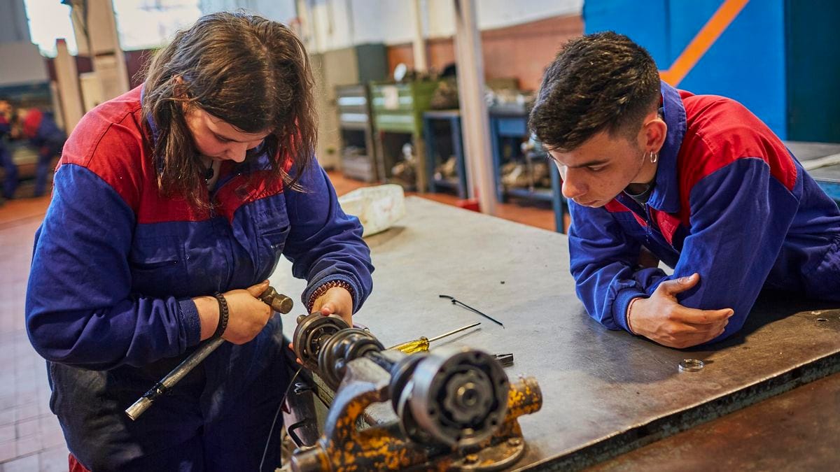 Jóvenes trabajan en un taller. Foto: eldiario.es