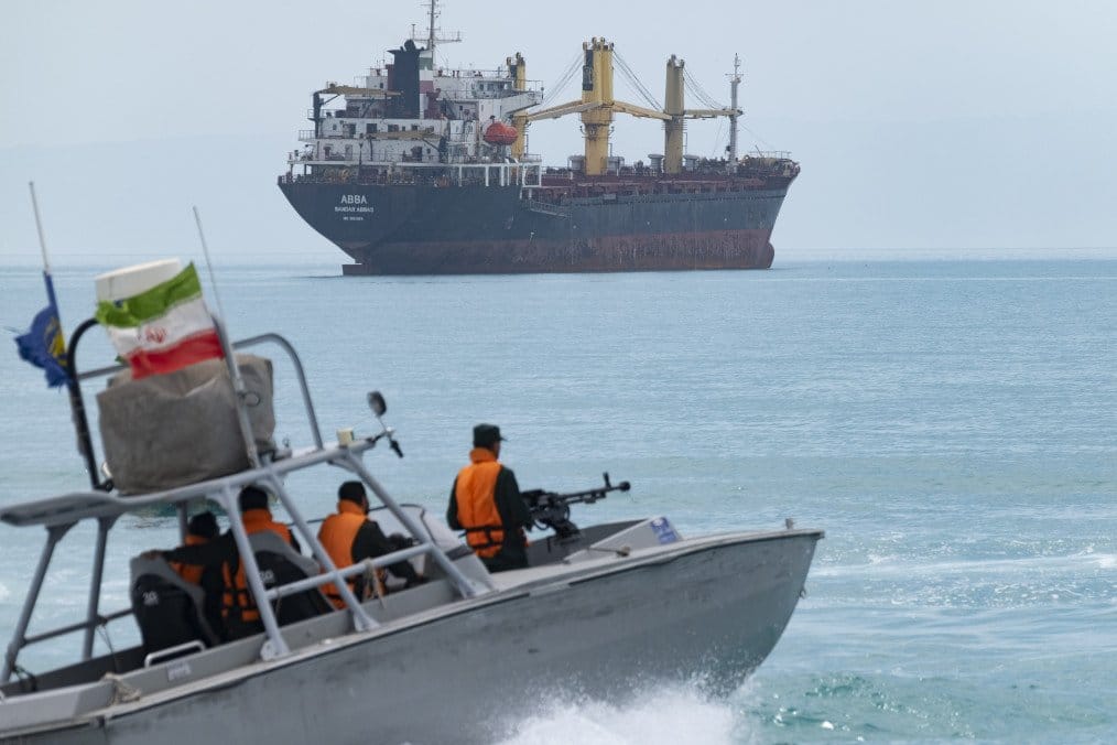 Una lancha rápida iraní navegando en el Golfo Pérsico cerca de un buque. Foto: Getty Images
