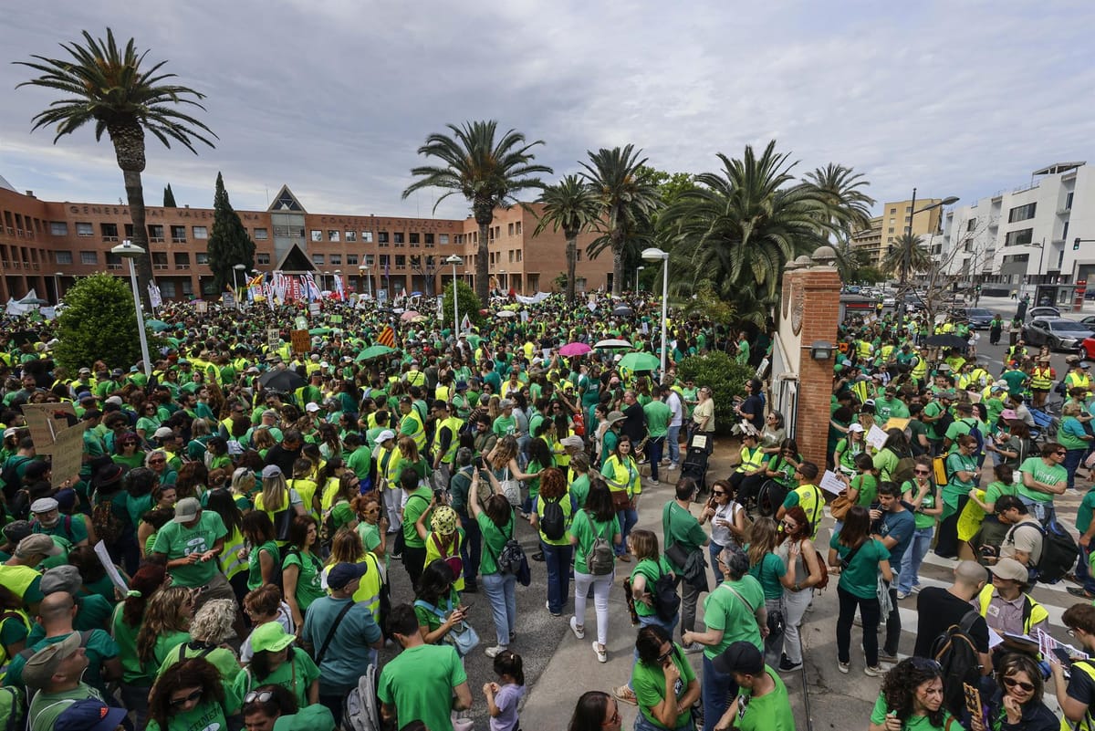Movilización frente a la Conselleria de Educación. Foto: valenciaextra.com