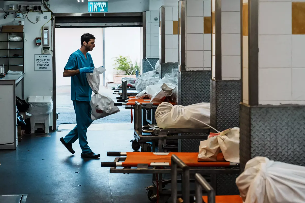 Un trabajador del Instituto de Medicina Forense 'Abu Kabir' recoge restos humanos. Foto: latimes.com