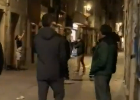 Un ertzaina de paisano apuntando con su arma a un joven con las manos en alto en Gasteiz. Foto: vía Hala Bedi