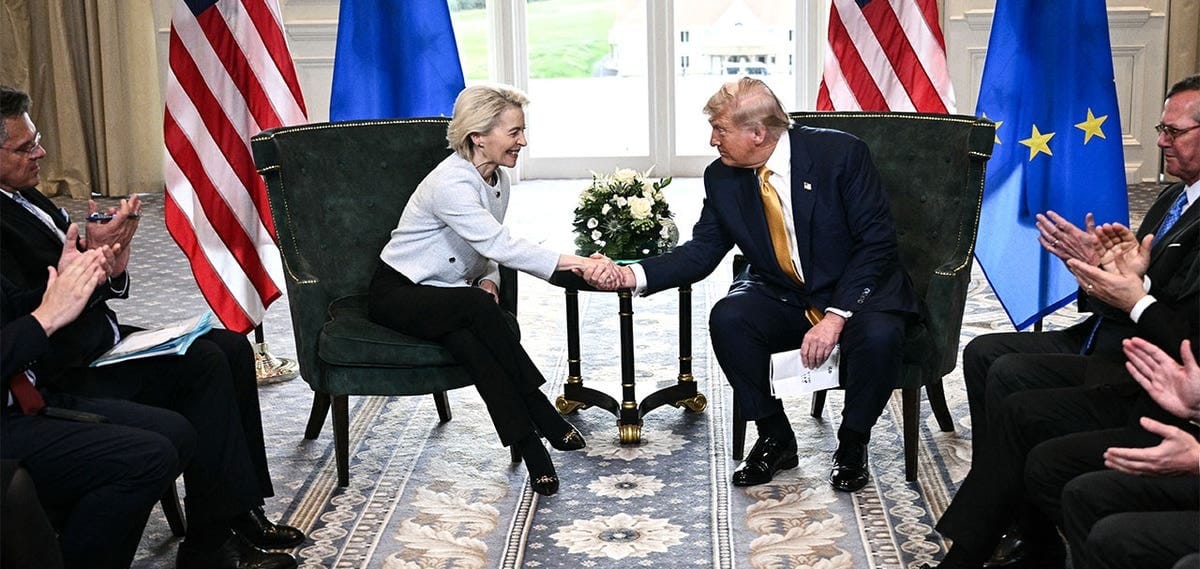 Donald Trump estrecha la mano de la presidenta de Ursula von der Leyen, tras firmar un acuerdo comercial, 27 de julio de 2025, Turnberry. Foto: Fox - Getty Images