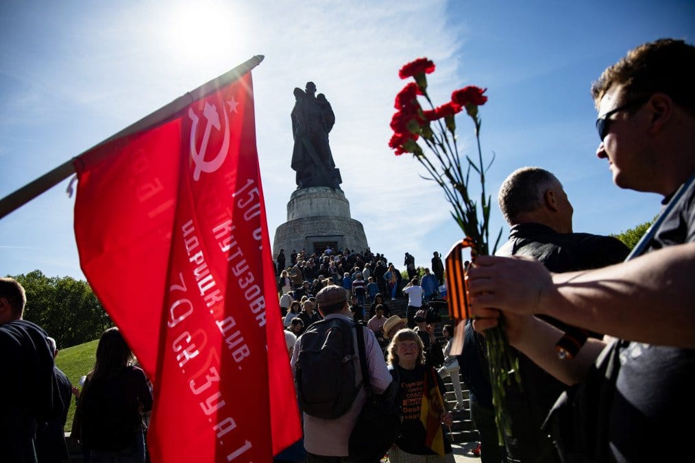 Imagen de archivo de visitantes en el monumento de Treptower Park de Berlín a los soldados soviéticos caídos. Foto: Getty Images