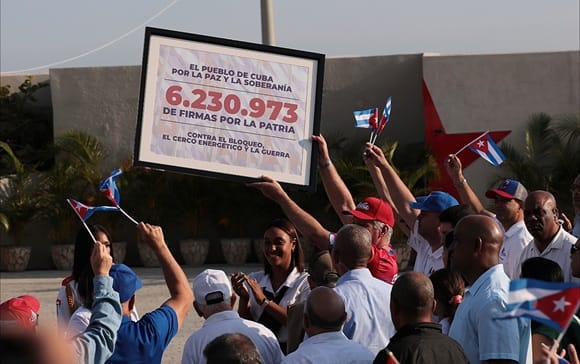 Acto de entrega de Mi firma por la Patria en La Habana. Foto: Abel Padrón Padilla/Cubadebate.