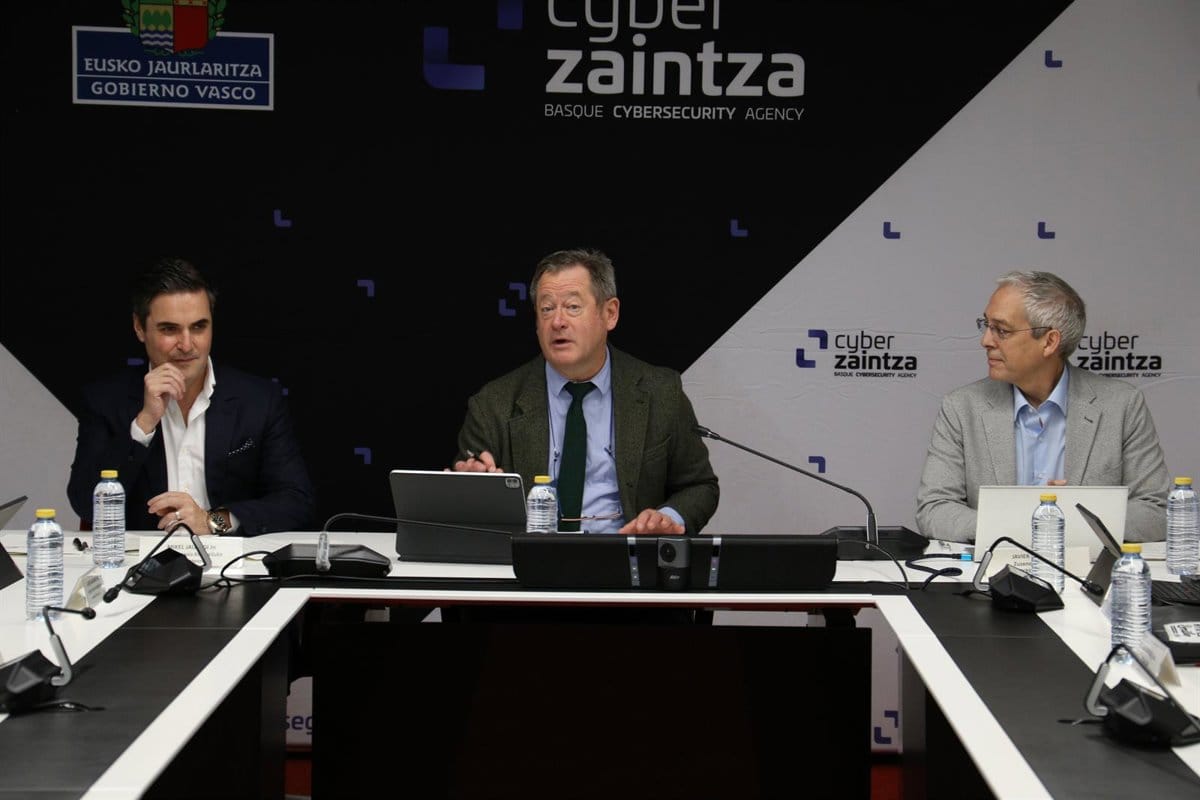 El consejero de Seguridad, Bingen Zupiria, acompañado por el director general de Cyberzaintza, Javier Diéguez. Foto: europapress.es
