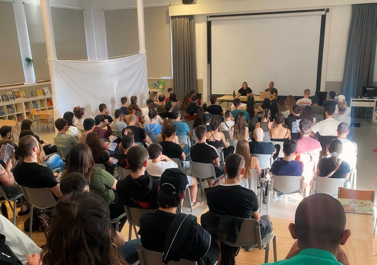 Imagen de archivo de la presentación de ‘Cuando surgen los monstruos’ en Iruñea. Foto: @documental_csm (X)