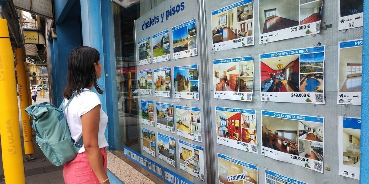 Una joven observa el escaparate de una inmobiliaria. Foto: lavozdegalicia.es