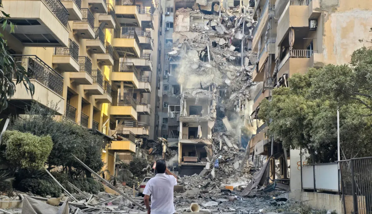Un hombre observa los destrozos de los bombardeos israelíes en Sour, al sur del Líbano, 28 de mayo. Foto: Kawnat Haju/AFP