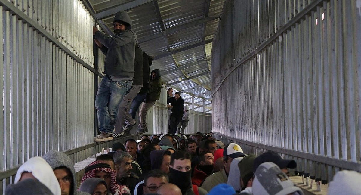 Trabajadores palestinos se agolpan para cruzar un puesto de control israelí con el fin de dirigirse a sus empleos, Belén, Cisjordania, 26 de febrero de 2017. Foto: Ahmad Al-Bazz/ActiveStills