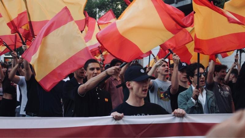 Jóvenes falangistas ondean banderas en la Plaza de Callao en mayo de 2025. Foto: El Plural