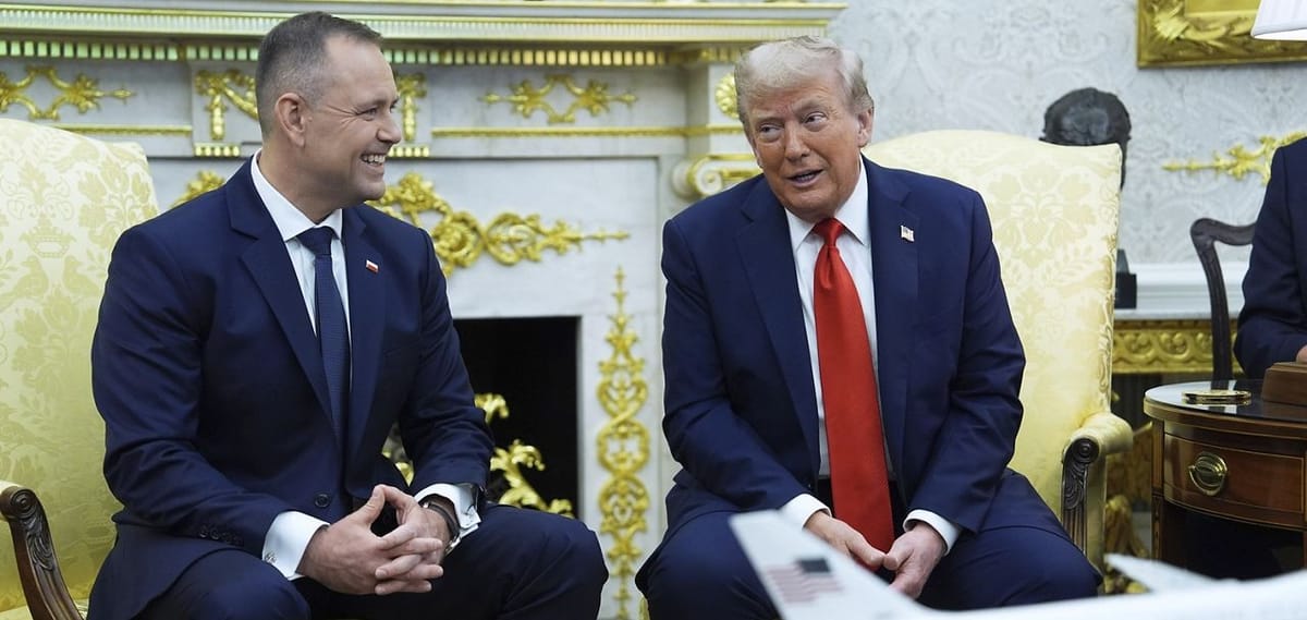 Donald Trump durante una reunión con el presidente polaco Karol Nawrocki en el Despacho Oval de la Casa Blanca, 3 de septiembre de 2025, Washington. Foto: AP/Evan Vucci