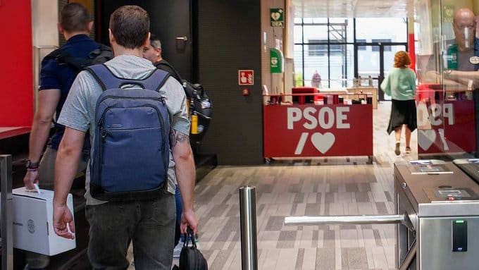 La UCO entrando en la sede del PSOE en la calle Ferraz. Foto: elpaís