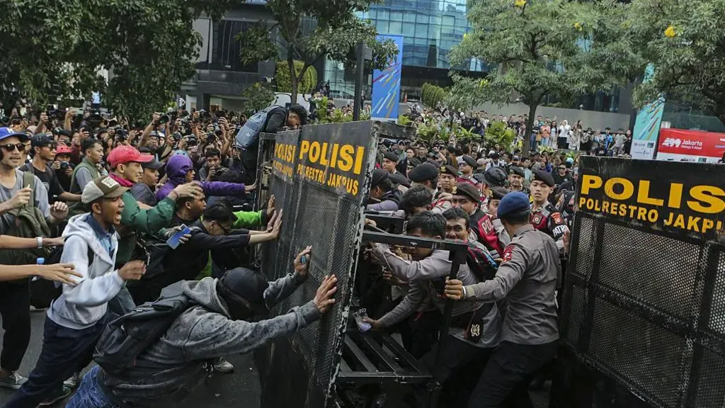Estudiantes confrontan los bloqueos policiales en Yakarta. Foto: Reuters