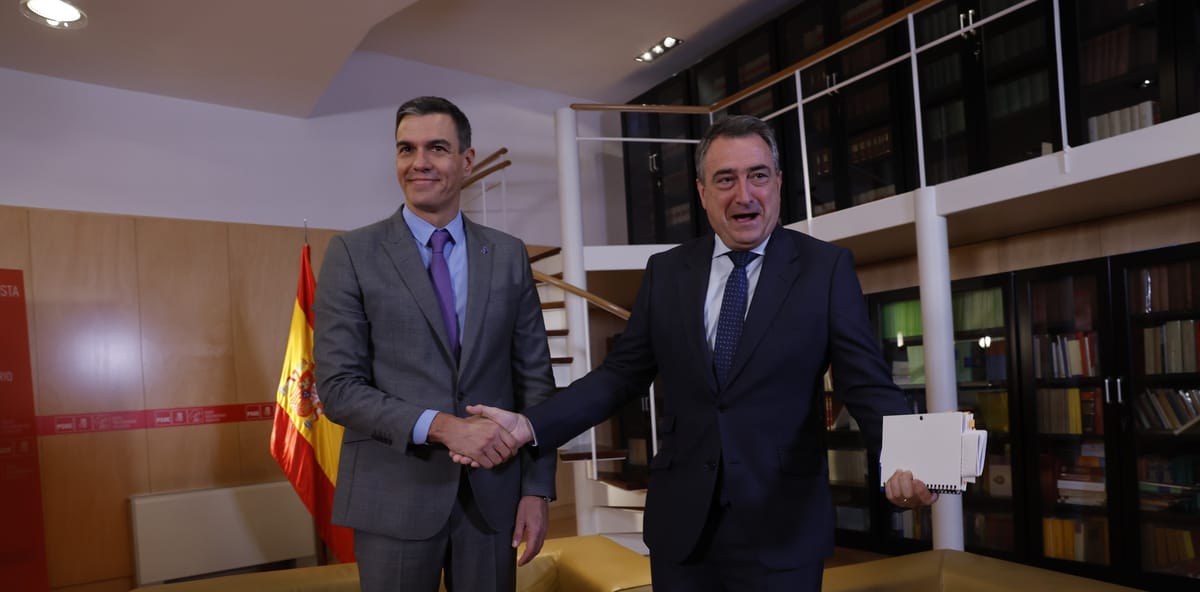 Pedro Sánchez junto a Aitor Esteban. Foto: elmundo.es