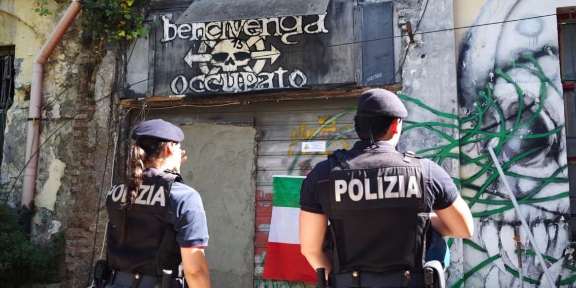 La Policía italiana tapia el CSO Bencivenga Occupato. Foto: ilmanifesto.it