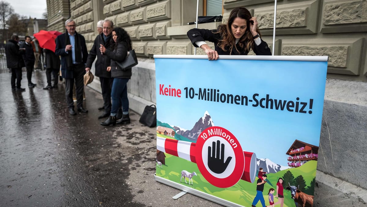 Propaganda en favor de la propuesta de limitación poblacional. Foto: blick.ch