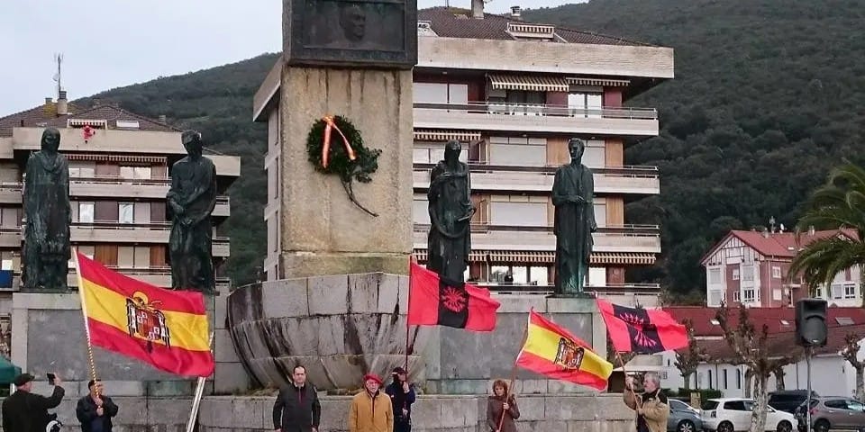 Acto falangista en el monumento a Carrero Blanco en Santoña. Foto: eldiariotorrelavega.es