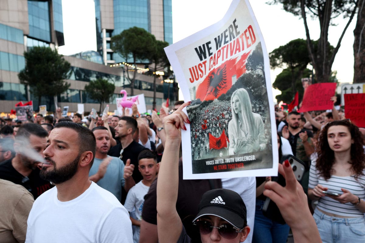 Protestas en Tirana. Foto: @NewsHour (X)