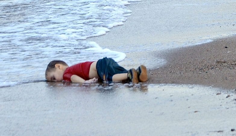 El bebé kurdo, Aylan Kurdi, yace muerto en una playa turca tras intentar llegar a Europa, junto a su madre y hermanos también fallecidos. Foto: zap.aeiou.pt