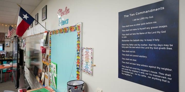Los diez mandamientos en una clase de una escuela pública en Texas. Foto: huffpost.com