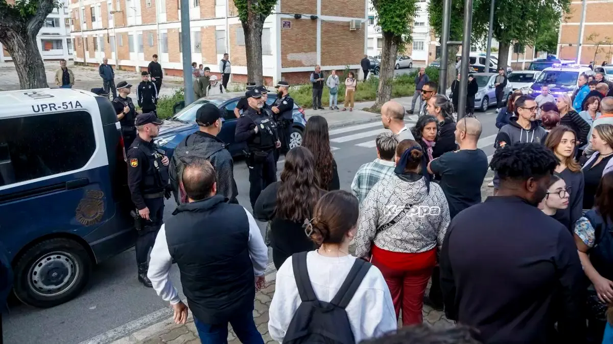 Momento en el que confluyen el traslado del presunto asesino de Tulia y la concentración por su asesinato, el pasado 13 de abril. Foto: Álex Gallegos-Cordópolis