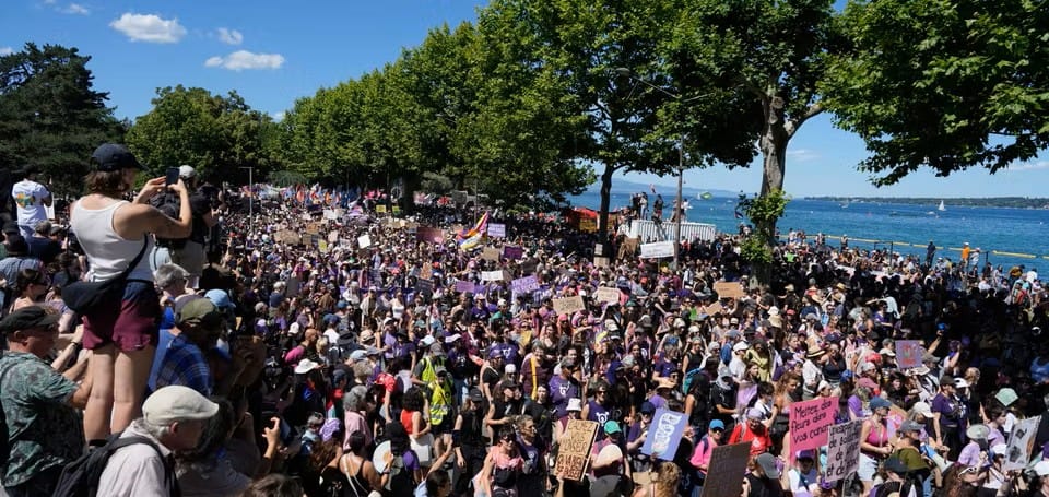 Manifestantes marchan en una manifestación "No G7" en Ginebra, Suiza, el domingo 14 de junio. Foto: lemonde.fr