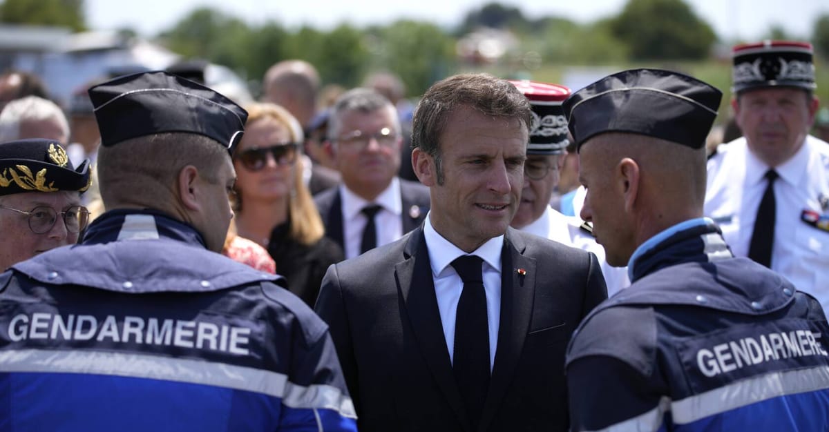 Emmanuel Macron saluda a unos gendarmes. Foto: lopinion.fr