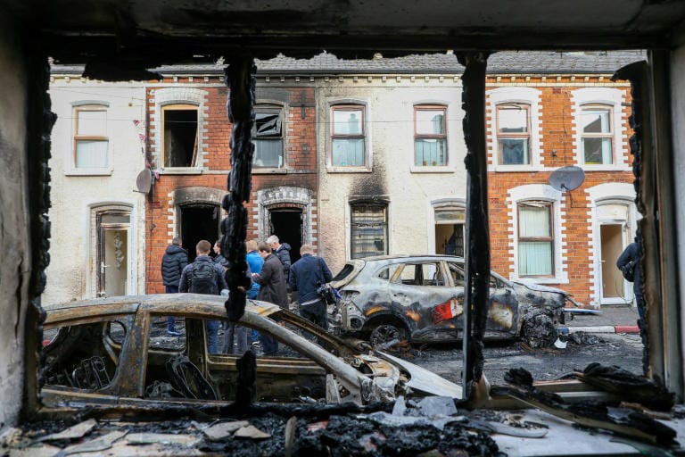 Imagen de una calle del sur de Belfast tras los pogromos. Foto: Paul Faith - AFP