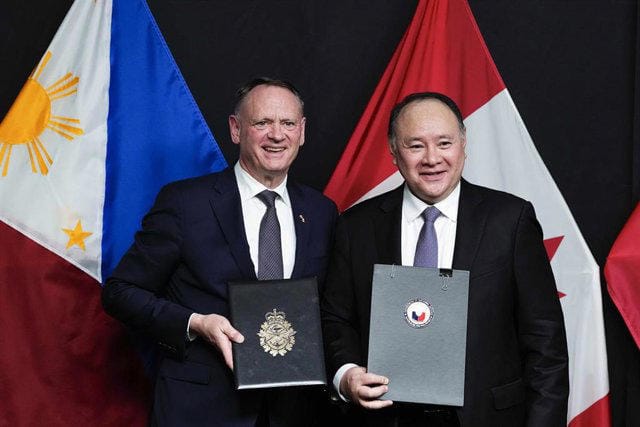 David McGuinty y Gilberto C. Teodoro, participan en una ceremonia de firma en la sede del Ministerio de Defensa Nacional en Ottawa. Foto: Europa Press-Justin Tang