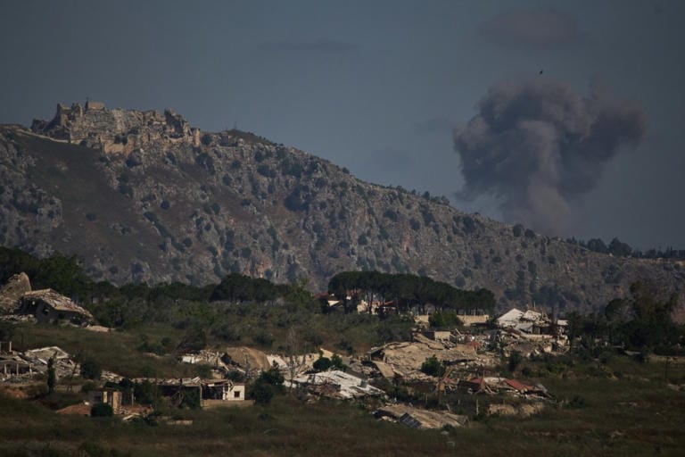 Una columna de humo se eleva cerca del Castillo de Beaufort tras un ataque militar israelí en el sur del Líbano, el 19 de junio. Foto: newsweek.com