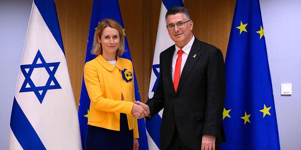 Kaja Kallas junto a Gideon Saar. Foto: israelhayom.com