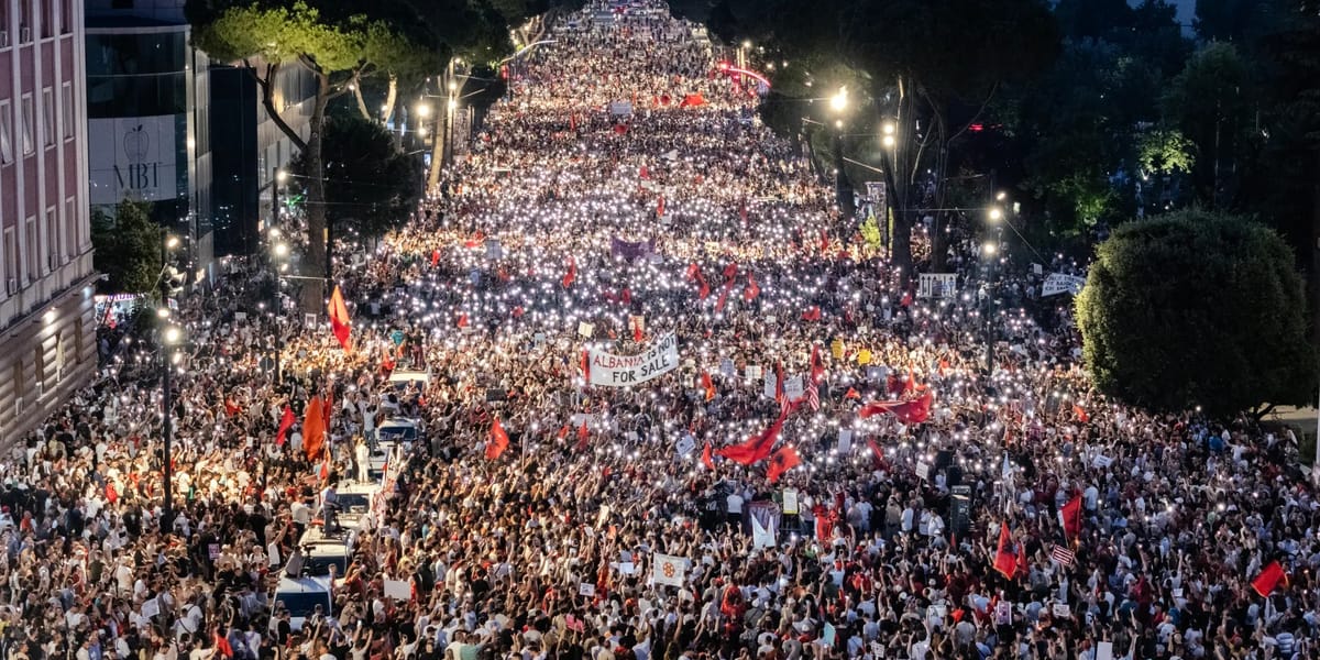 Manifestación en Tirana, este sábado 20. Foto: vanityfair.com