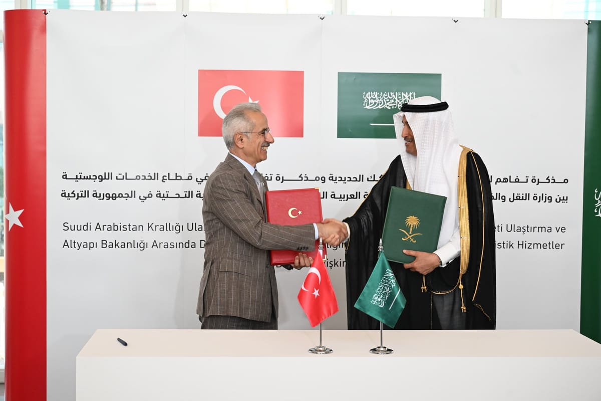 Abdulkadir Uraloğlu, ministro de Transporte e Infraestructura de Turquía junto a Saleh bin Nasser Al-Jasser, ministro de Transporte de Arabia Saudita. Foto: mobile.aa.com.tr