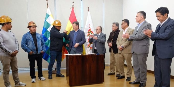 Miembros de la COB firman un acuerdo con Rodrigo Paz. Foto: @Rodrigo_PazP (X)