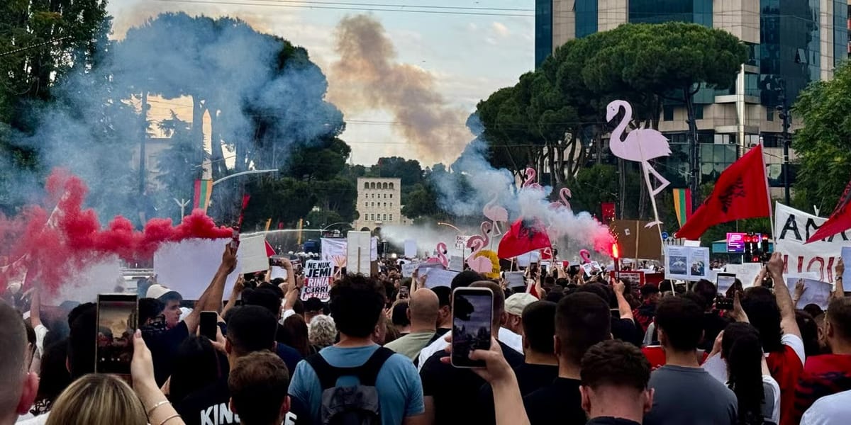 Imagen de la manifestación en Tirana. Foto: politico.eu
