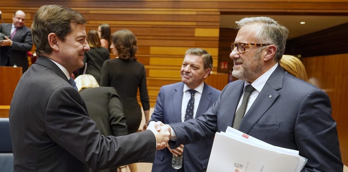 Alfonso Fernández Mañueco, junto al portavoz de Vox en las Cortes, Carlos Pollán. Foto: articulo14.es
