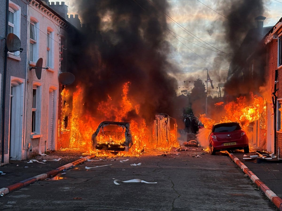 Casas y coches incendiados en Belfast. Foto: @irish_news (X)