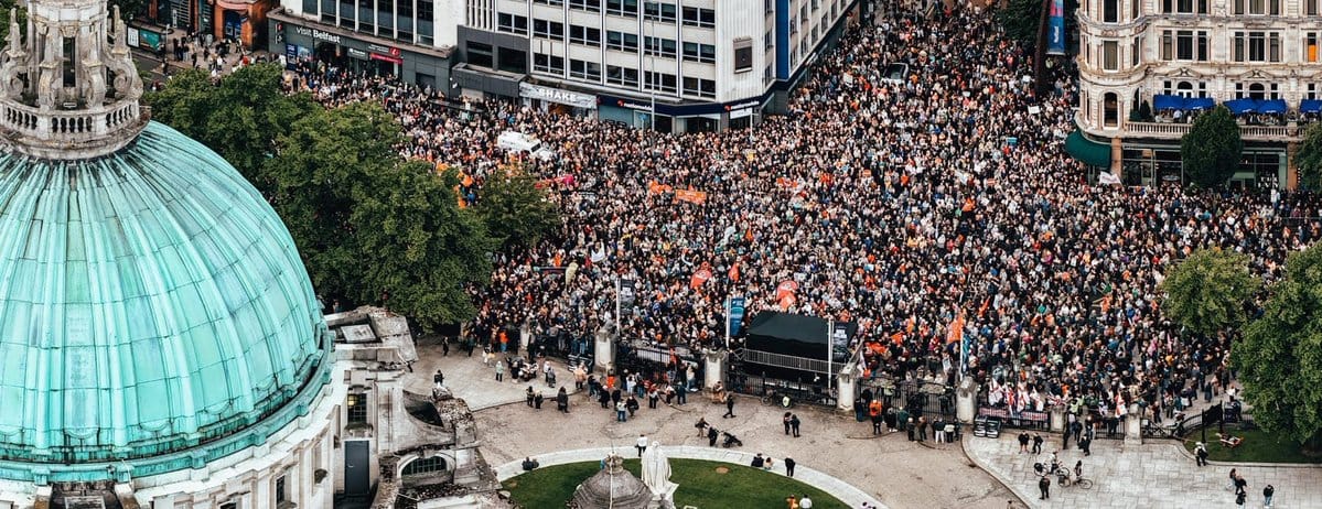 Manifestación frente al Ayuntamiento de Belfast. Foto: @jordisalvia (X)