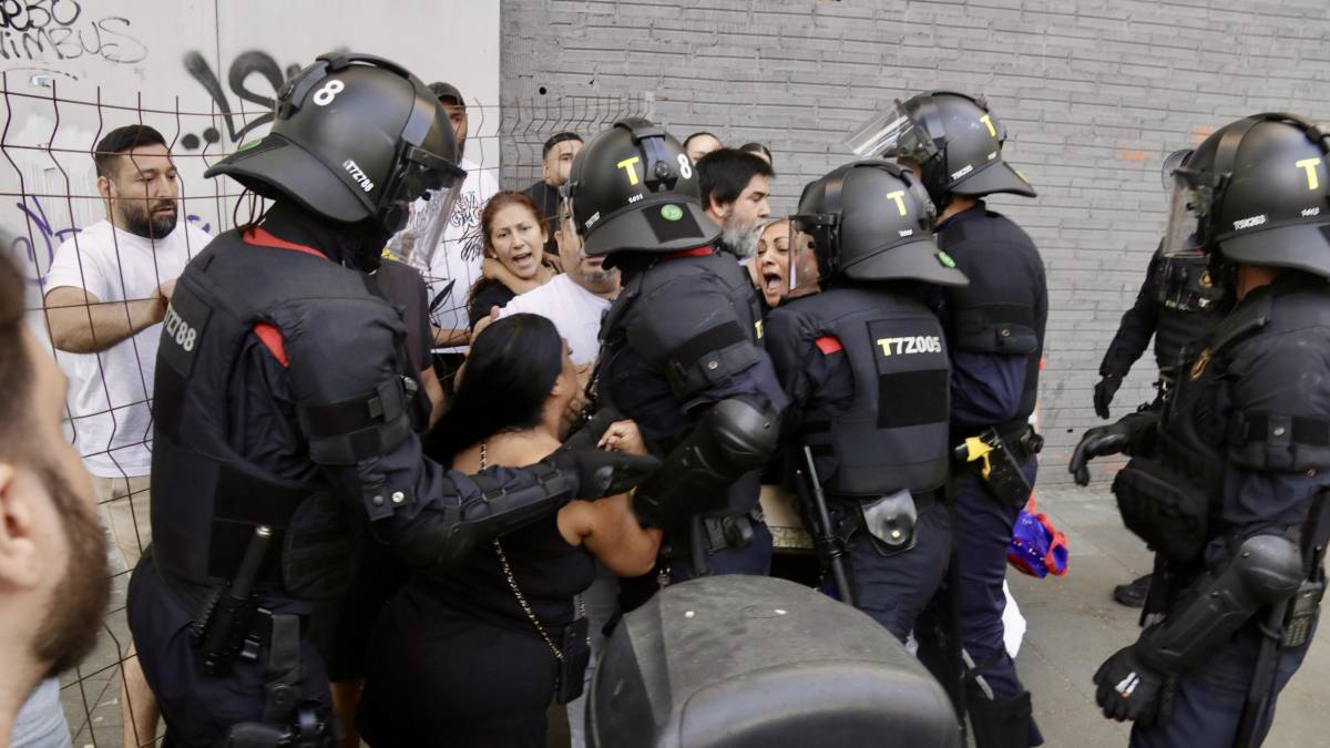 Comienzan los desahucios de sesenta familias vulnerables en pisos públicos en la Mina
